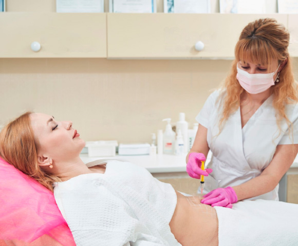 Médico profesional aplicando dosis de mesoterapia